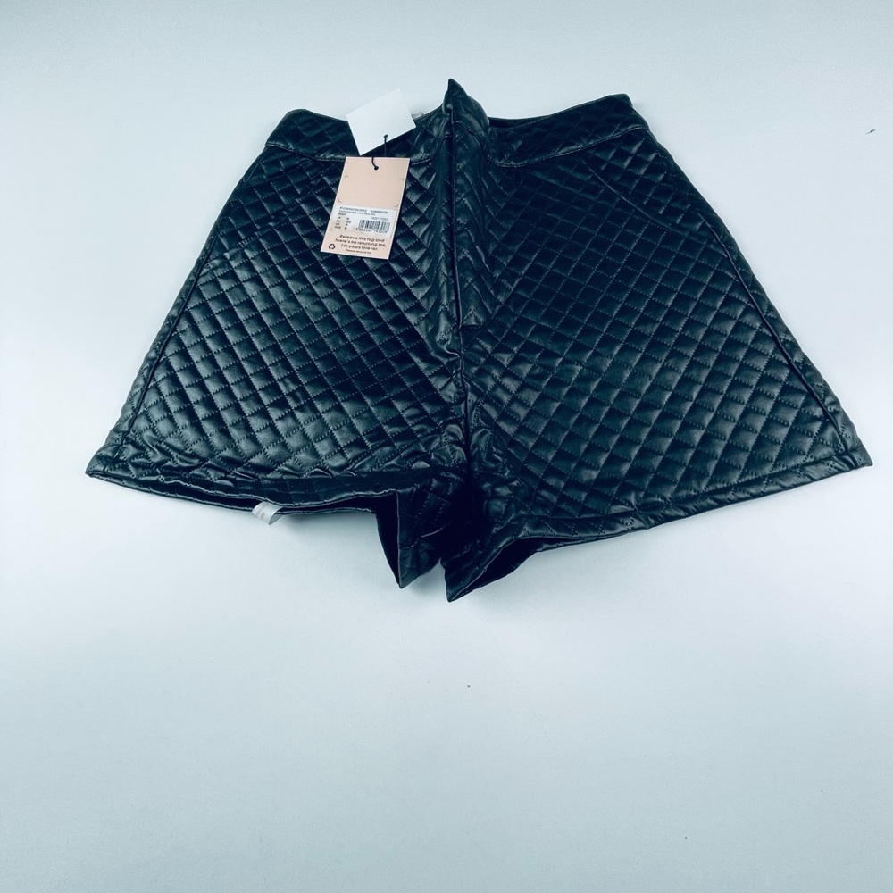FAUX LEATHER SHORTQUILTED
Black